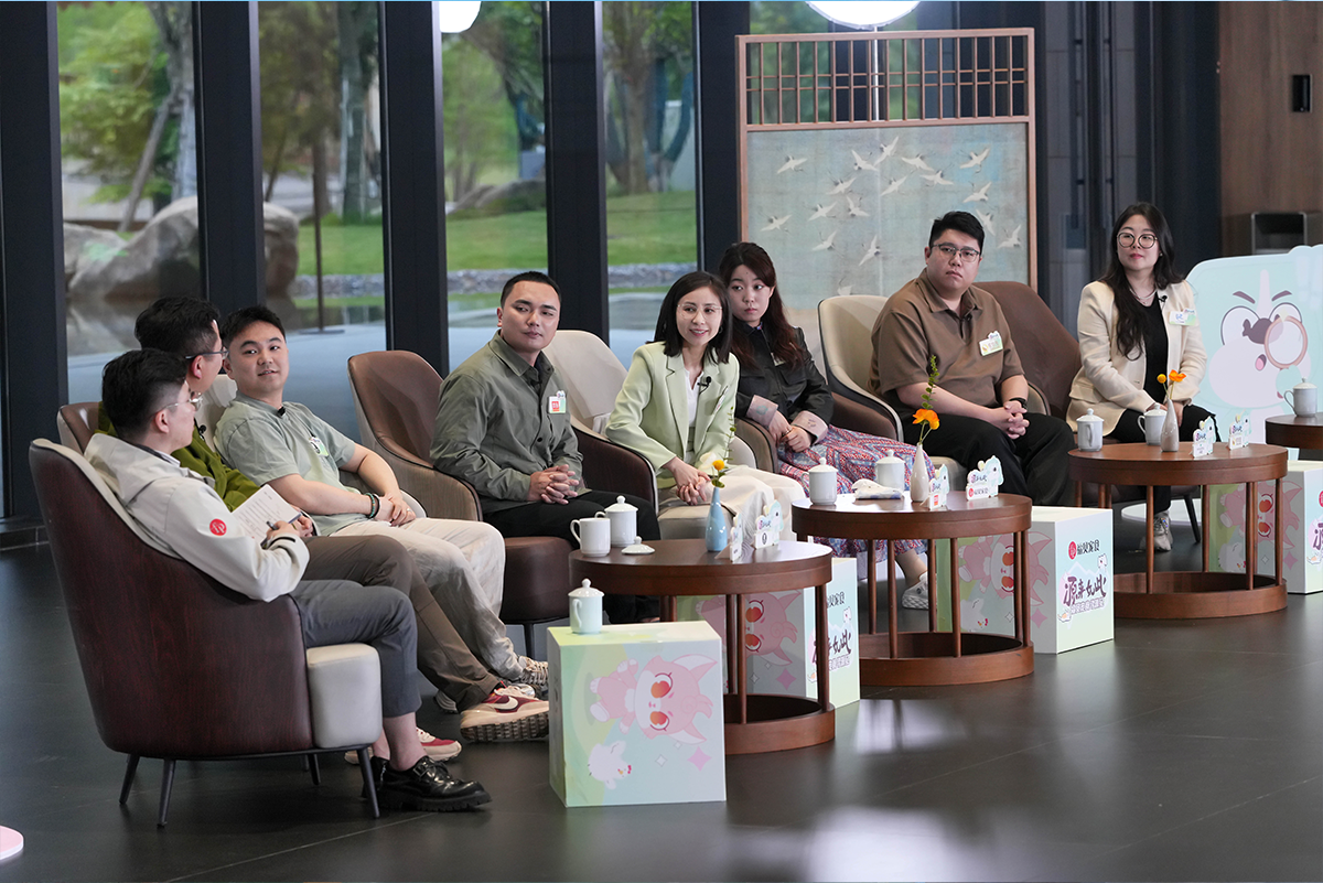 节目录制 侧面全景.png